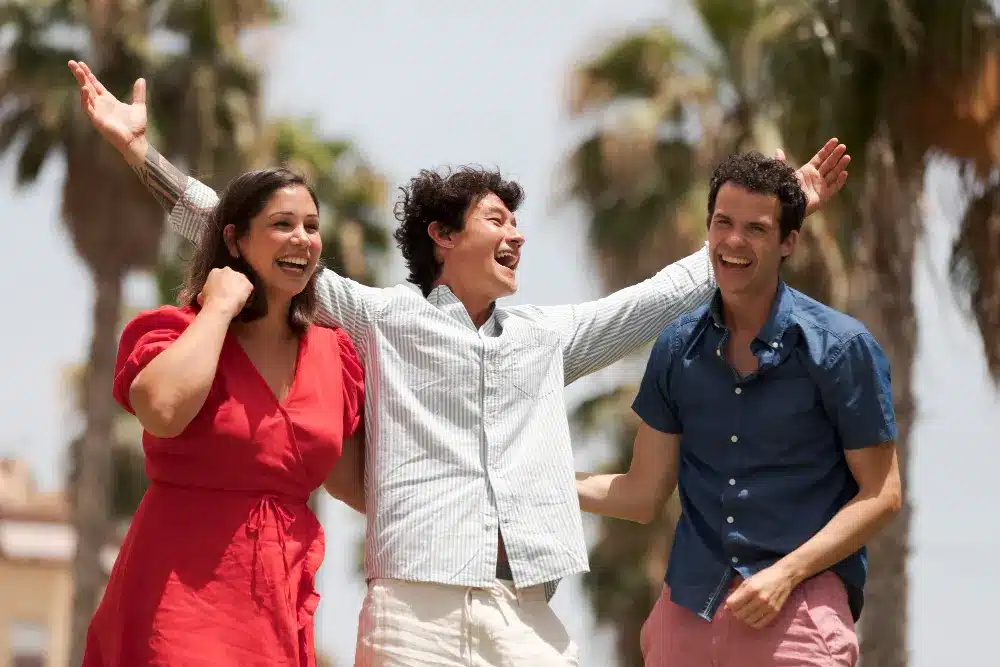 Grupo de amigos celebrando al aire libre, disfrutando tras conseguir préstamos de 2000 euros