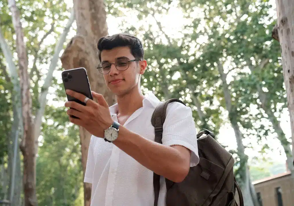 Estudiante sonriente con mochila recibiendo un préstamo de 600 euros sin aval ni garantías