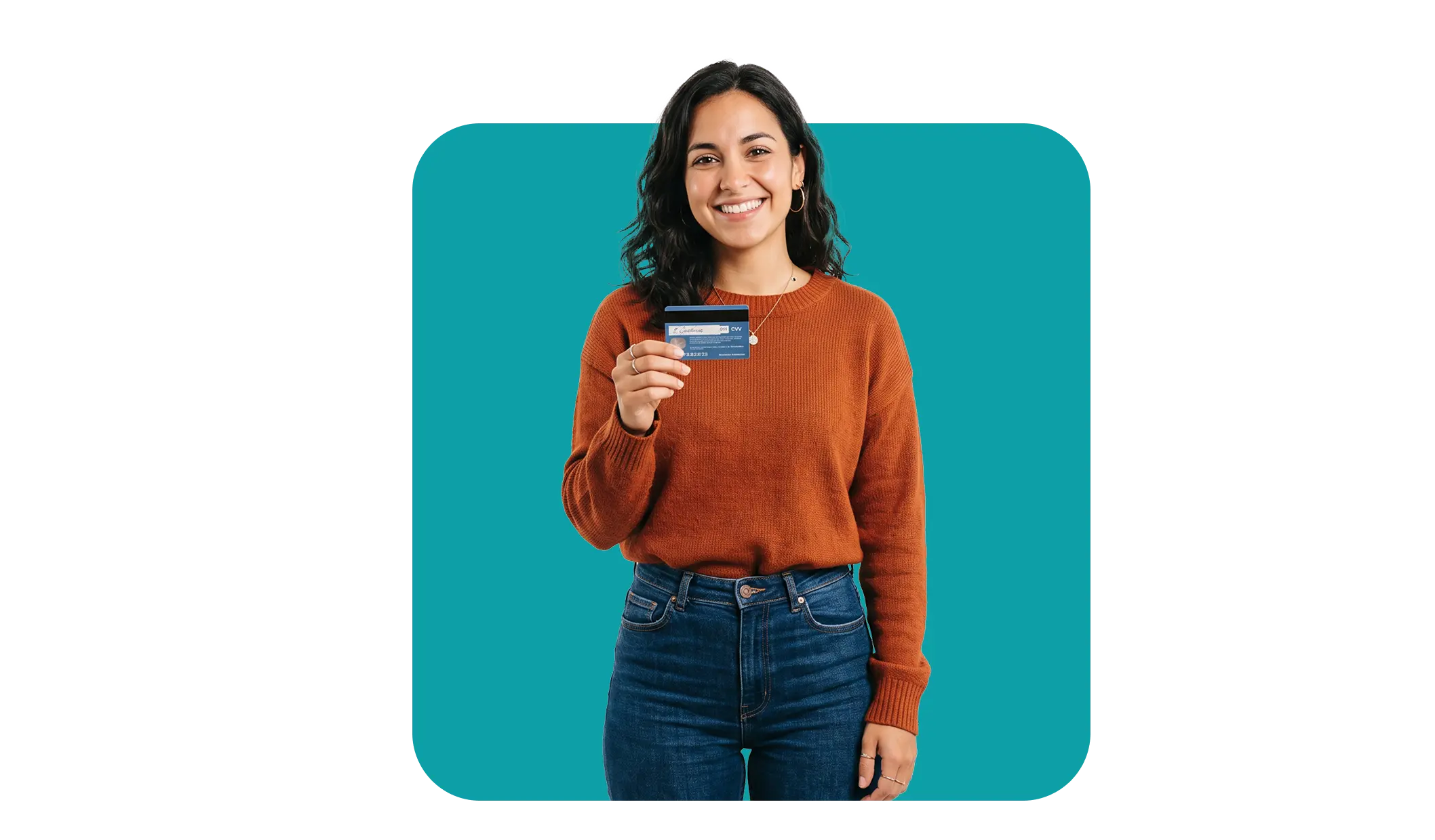 Chica sonriente sosteniendo una tarjeta de crédito en sus manos