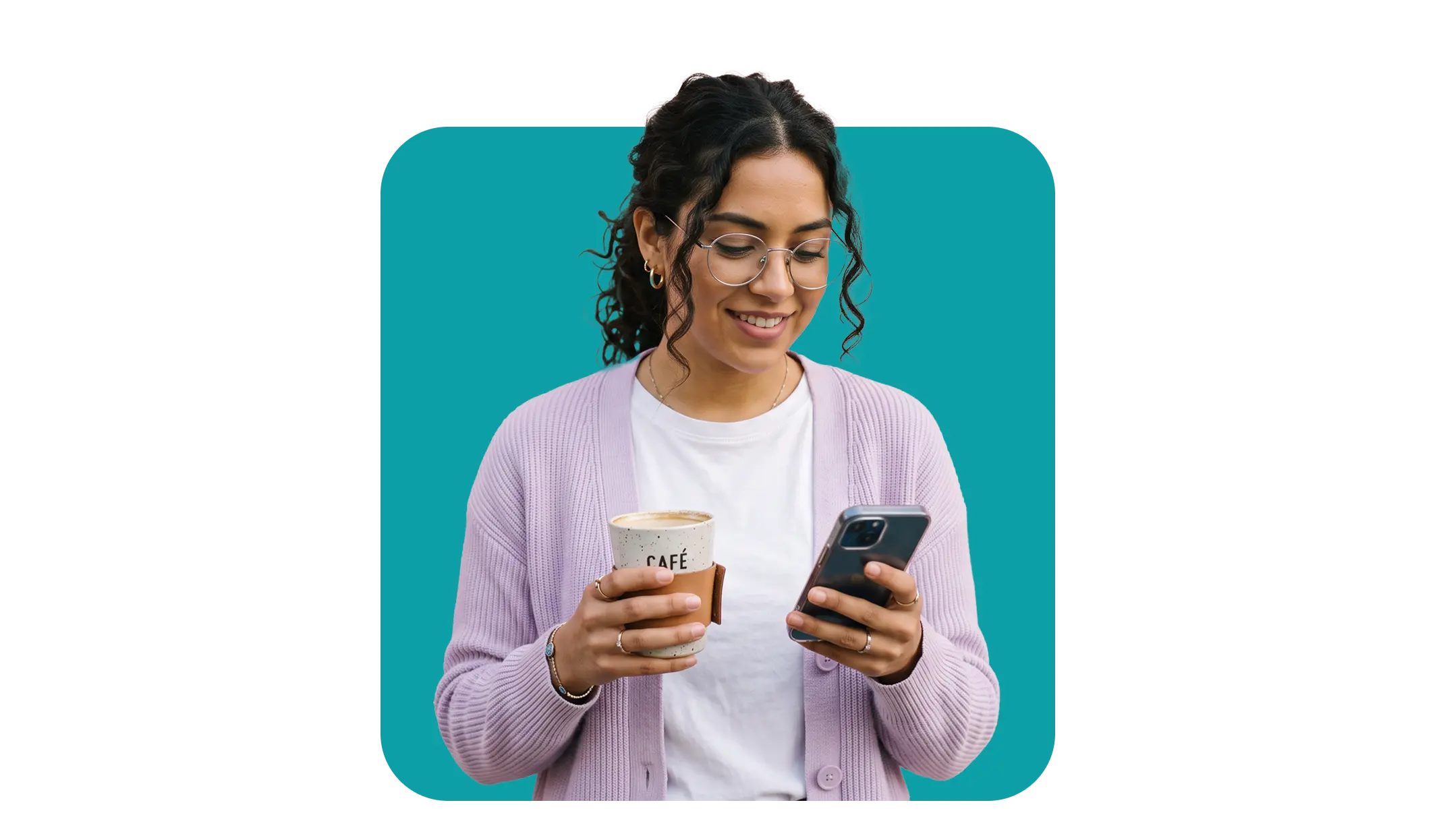 Chica con gafas y un café en la mano sonriendo frente al teléfono tras recibir un préstamo de 200 dólares