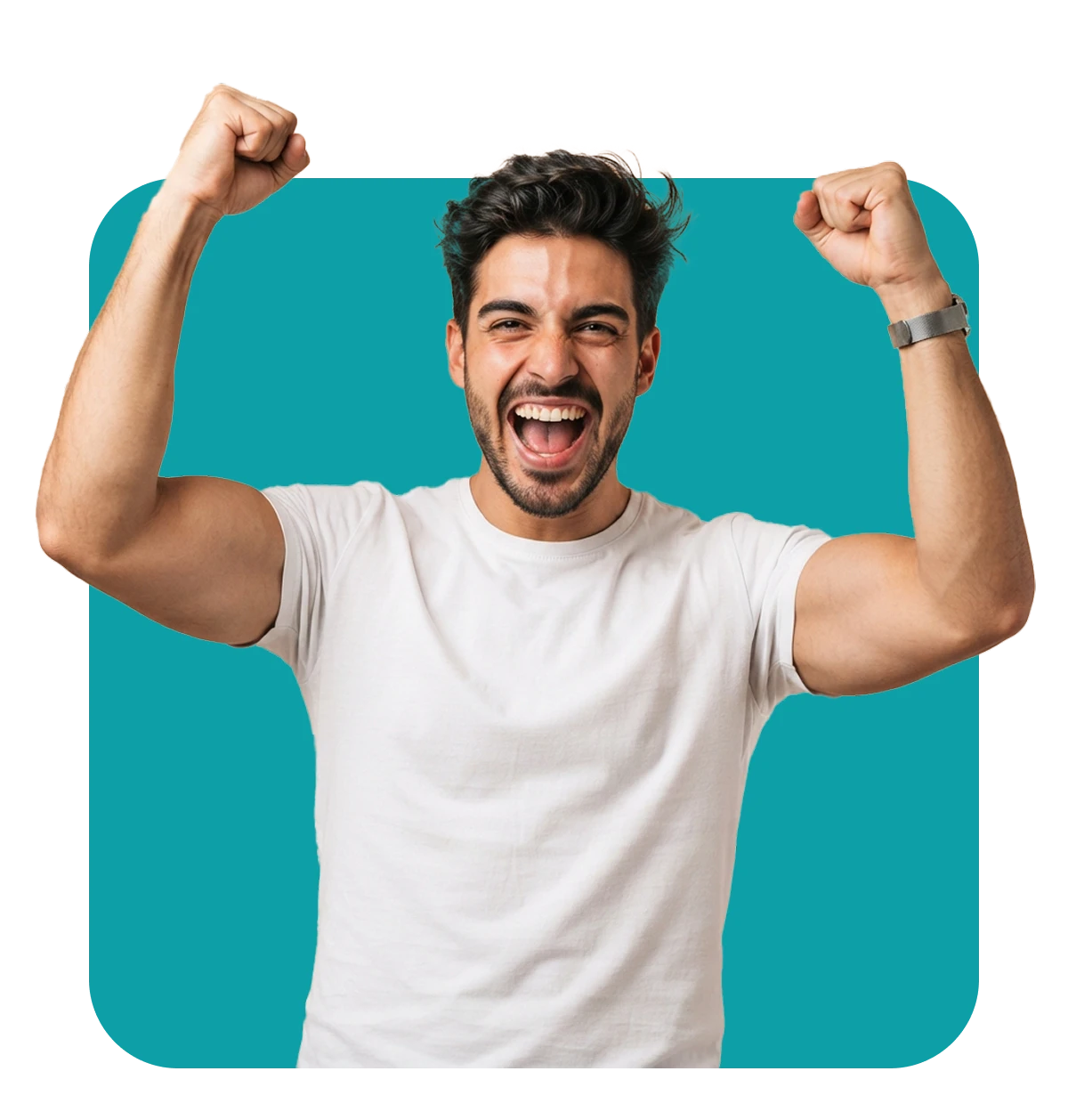 Joven sonriente celebrando la aprobación de su préstamo rápido de 2000 euros en línea