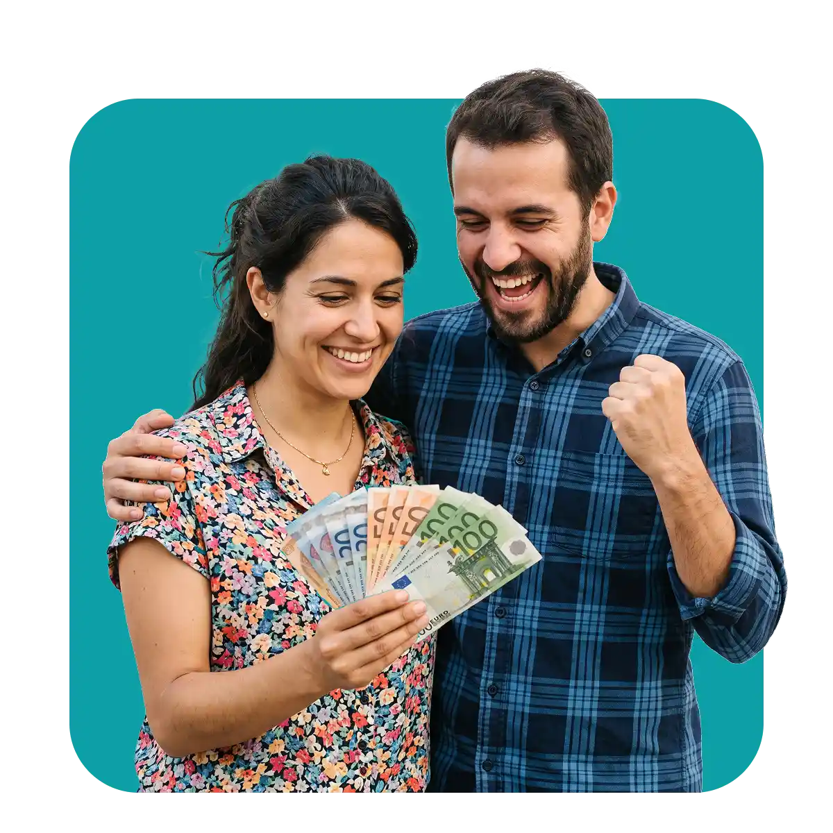 Mujer sonriente mostrando billetes en mano junto a su novio festejando su crédito en efectivo.