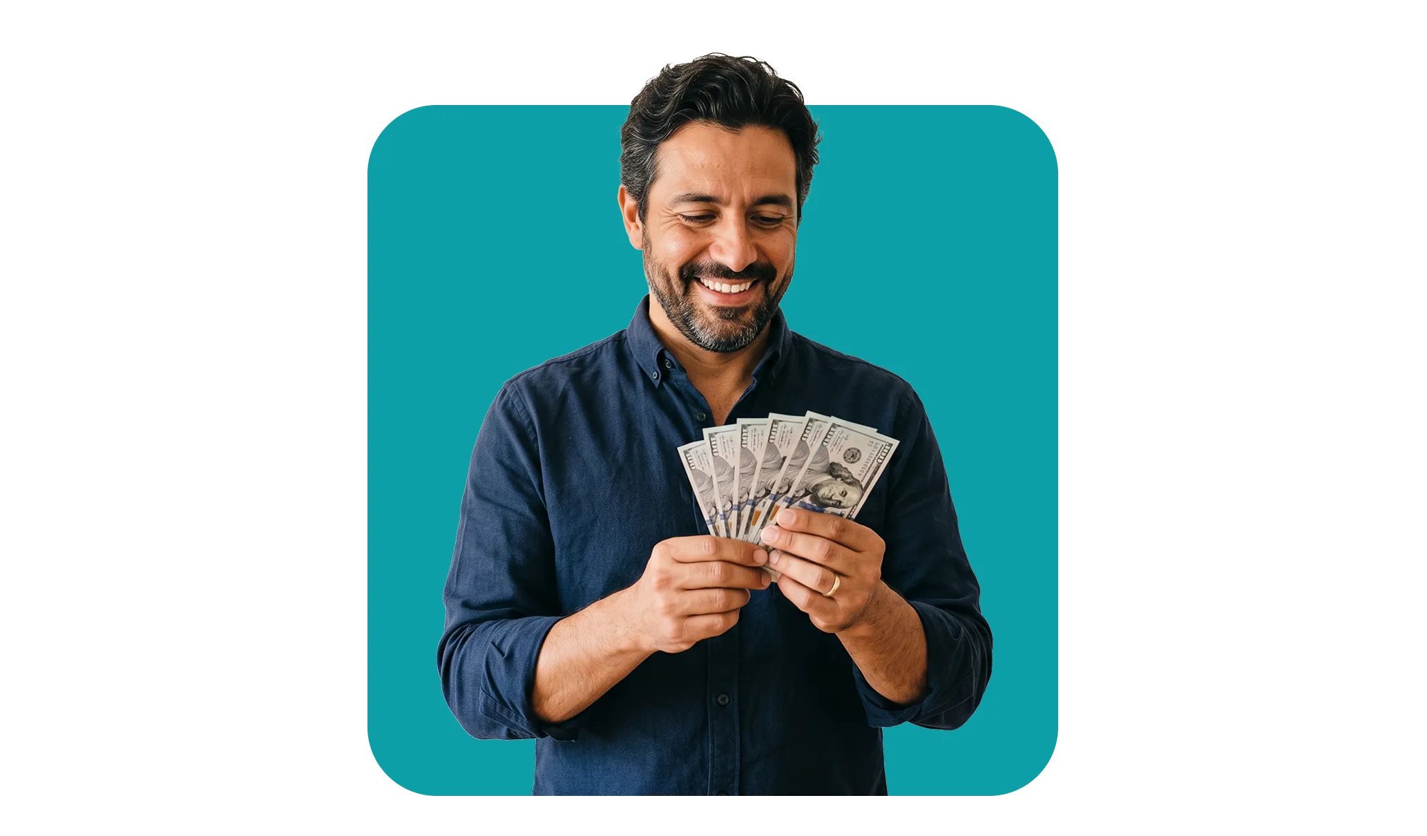 Hombre feliz con billetes de dólar tras recibir un préstamo en efectivo