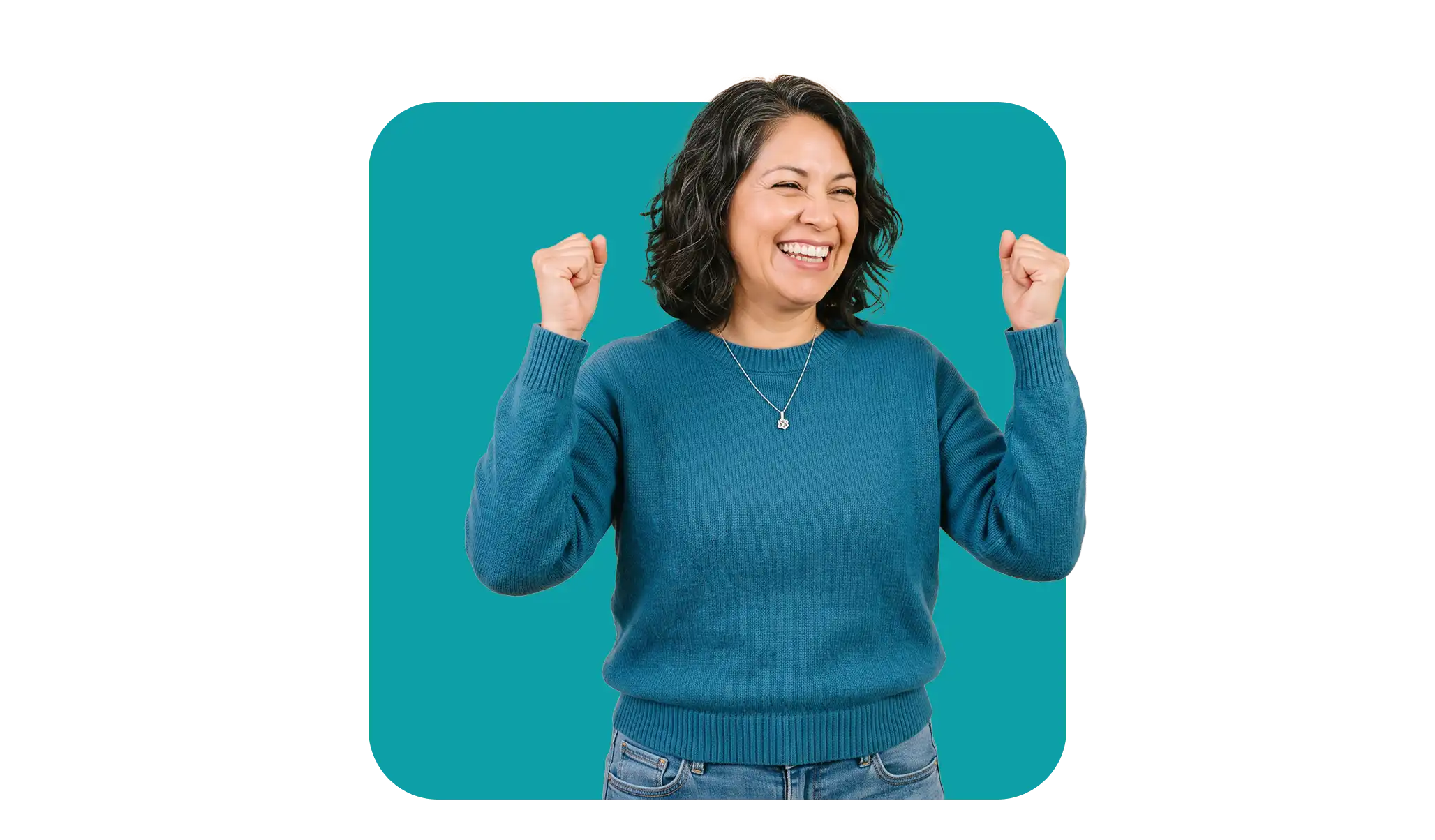 Mujer feliz celebrando la aprobación de su préstamo rápido sin papeleos